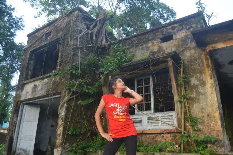 A weRbangali customer wearing a Bengali graphic tee
