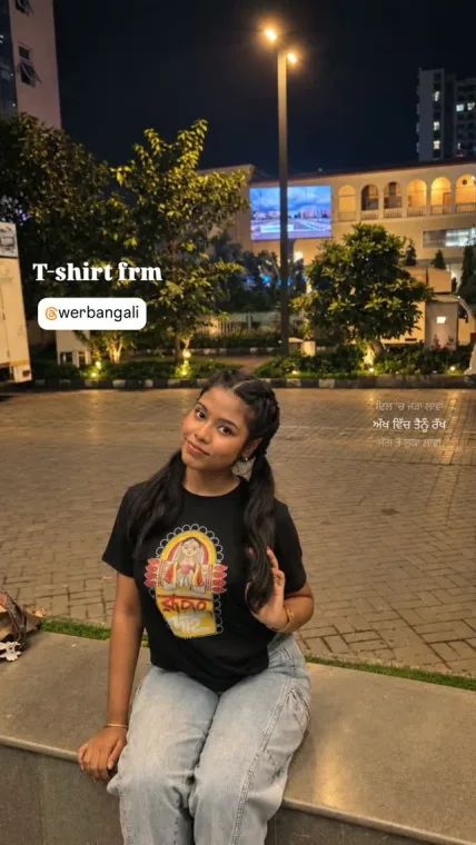 A weRbangali customer in the Rupong Dehi Durga tee, out on a Kolkata evening