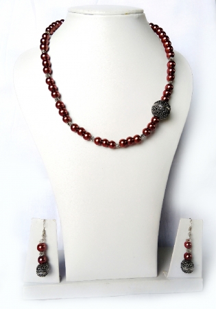 Glossy beads necklace 